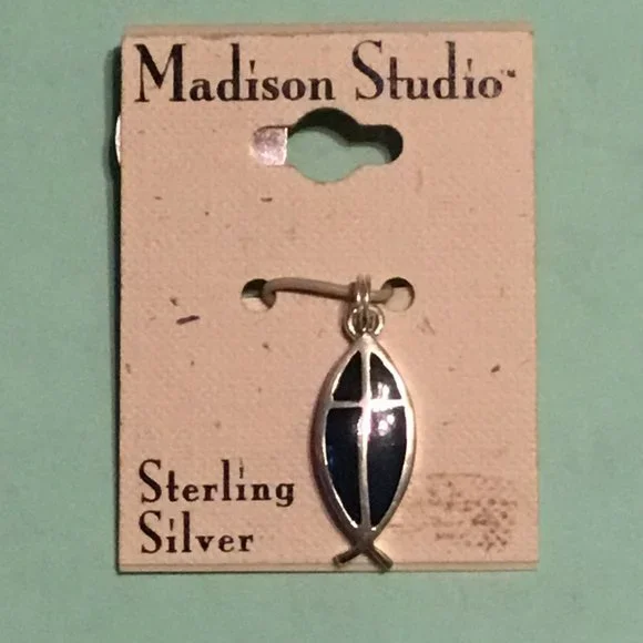 Vintage Madison Studios sterling silver fish pendant or charm - mint on card - Picture 4 of 4